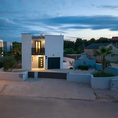 Sanja - Crowonder Luxury Rent Villa