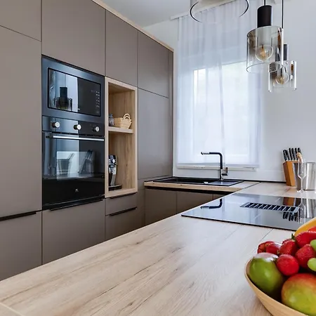 Sanja - Crowonder Luxury Rent