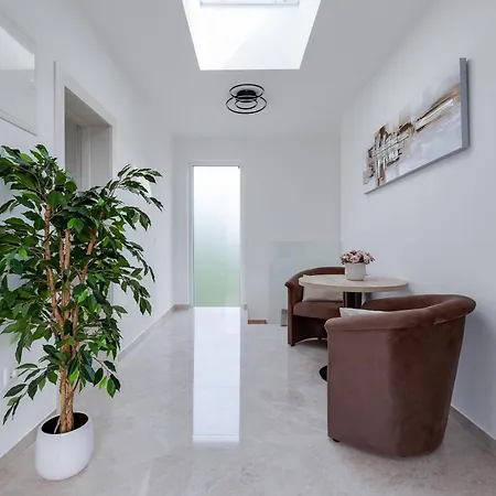 Sanja - Crowonder Luxury Rent Villa