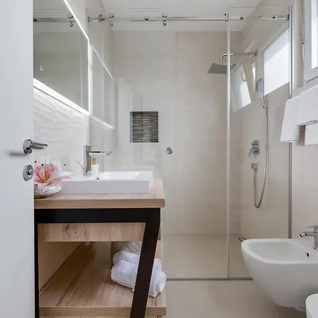 Sanja - Crowonder Luxury Rent *