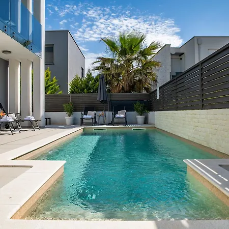 Sanja - Crowonder Luxury Rent *