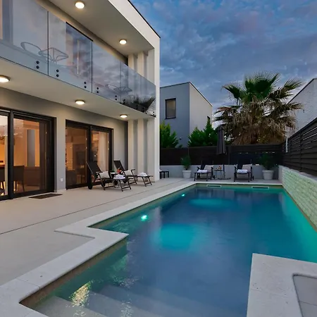 Sanja - Crowonder Luxury Rent Villa