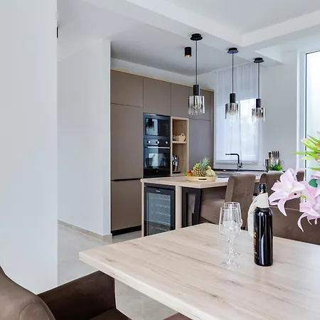 Sanja - Crowonder Luxury Rent *