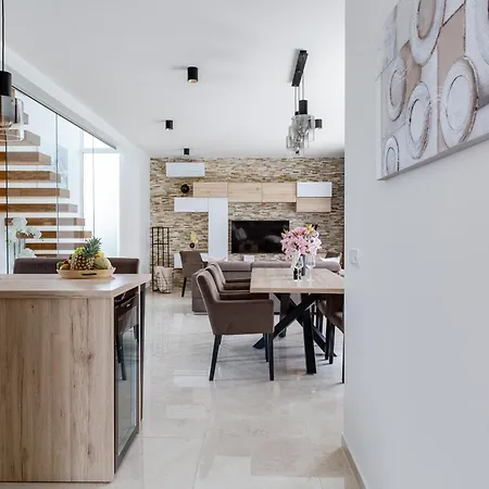 Sanja - Crowonder Luxury Rent Βίλα