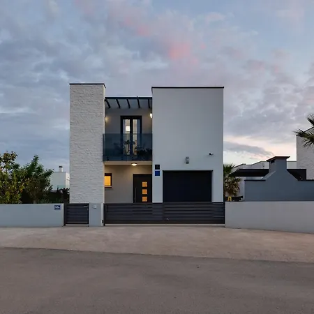 Sanja - Crowonder Luxury Rent Villa