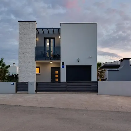 Sanja - Crowonder Luxury Rent