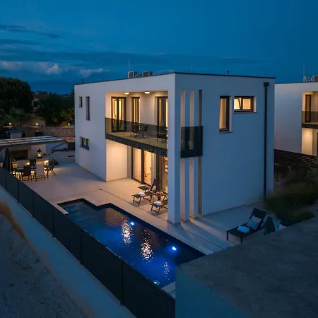 Sanja - Crowonder Luxury Rent