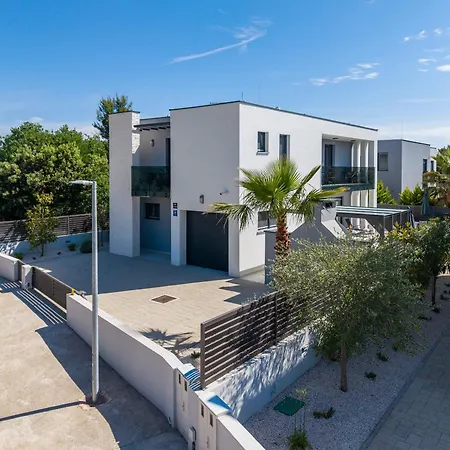 Sanja - Crowonder Luxury Rent
