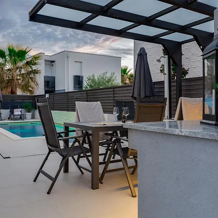 Sanja - Crowonder Luxury Rent Villa *