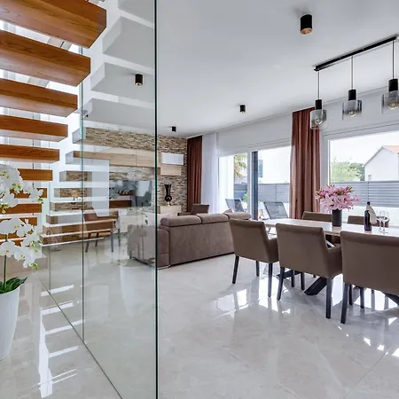 Sanja - Crowonder Luxury Rent *
