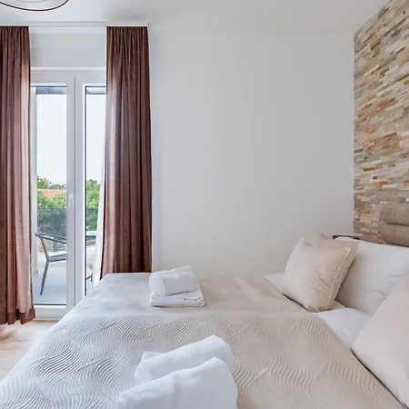 Sanja - Crowonder Luxury Rent Zaton (Zadar)