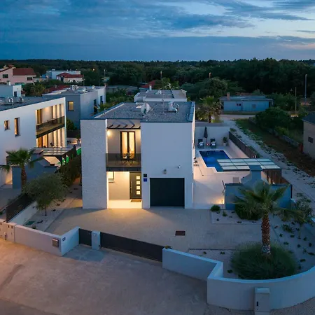 Sanja - Crowonder Luxury Rent