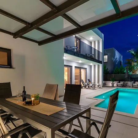 Sanja - Crowonder Luxury Rent Villa *