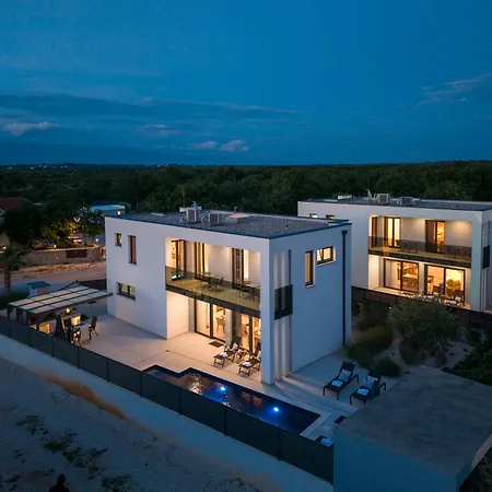 Sanja - Crowonder Luxury Rent