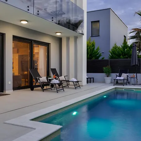 Sanja - Crowonder Luxury Rent