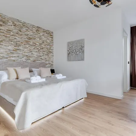 Sanja - Crowonder Luxury Rent Villa *