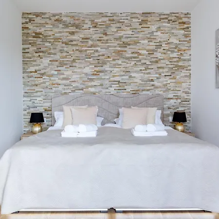 Sanja - Crowonder Luxury Rent *
