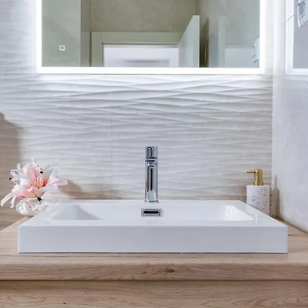 Sanja - Crowonder Luxury Rent Villa *