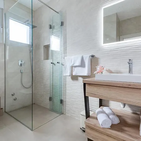 Sanja - Crowonder Luxury Rent Zaton (Zadar)