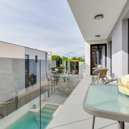 Sanja - Crowonder Luxury Rent