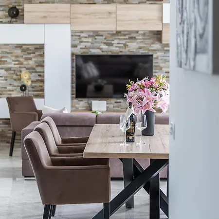Sanja - Crowonder Luxury Rent Villa