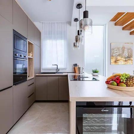 Sanja - Crowonder Luxury Rent *