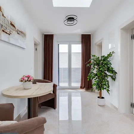 Sanja - Crowonder Luxury Rent