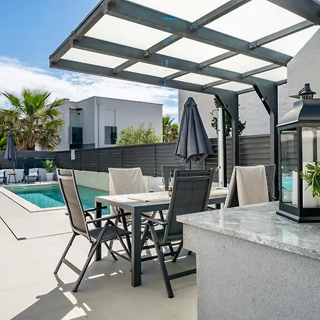Sanja - Crowonder Luxury Rent Villa