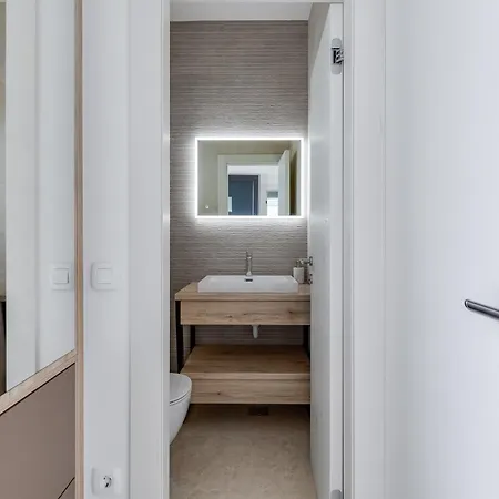 Sanja - Crowonder Luxury Rent